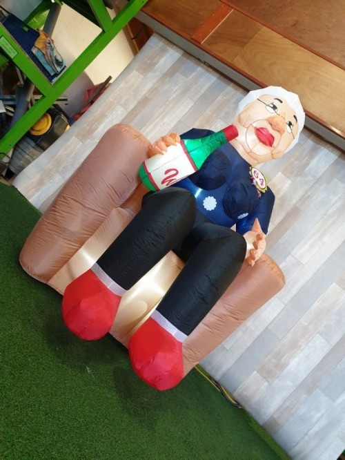 Indoor Sarah zittend op stoel 2,3m